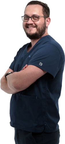 pozujący mężczyzna ubrany w strój medyczny